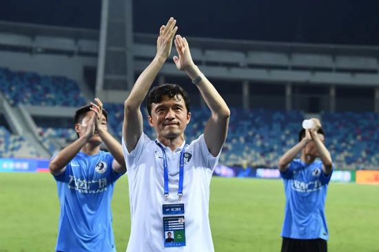 该剧设定在《小丑回魂》的27年前，讲述小丑潘尼怀斯的起源故事。