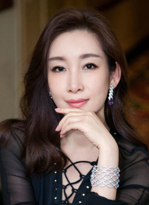 李捷：因为电影是一种文化的产品，其市场规律还是有一定的周期性的起伏，我们会听到一些声音看衰电影，包括对电影行业的一些这种悲观的声音，就需要我们有极大的定力，做好内容的追求，用充分的信心发现电影的价值，用爱拼才会赢的这种精气神，应对电影路上的一些困难和挑战，这样才能够真正的靠近我们观众的创作目标，书写无愧于时代和人民的好作品。